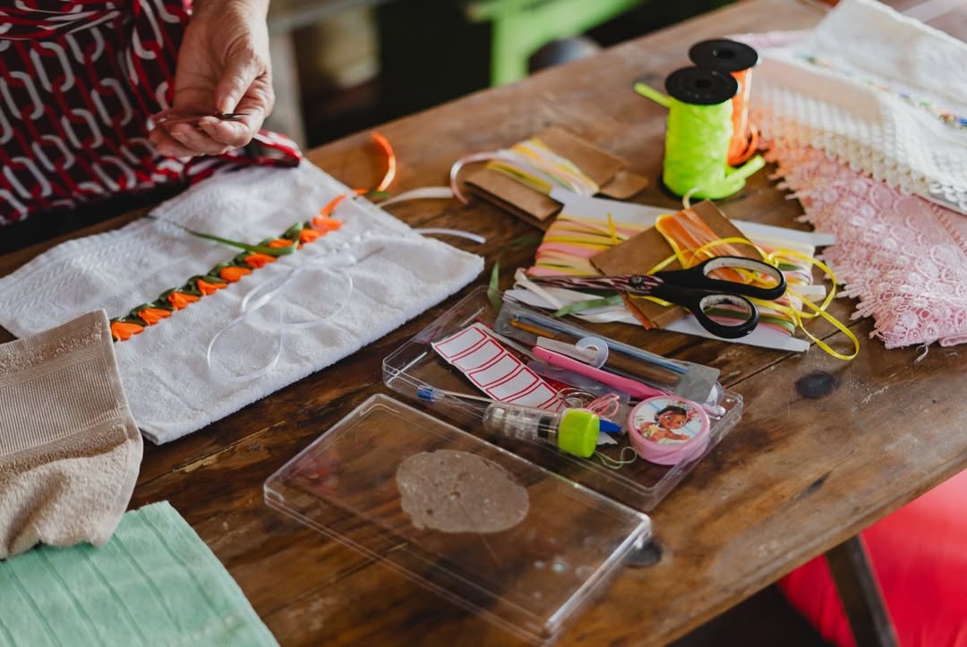 Com-a-querida-Tia-Nono-aprendemos-o-bordado-de-fita-um-saber-delicado-que-transforma-simples-t-4.jpg